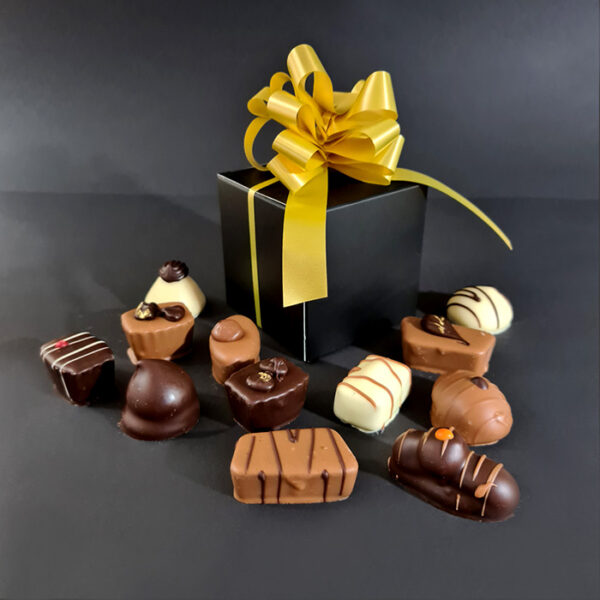 12 Luxe bonbons in kubus doosje goudenstrik