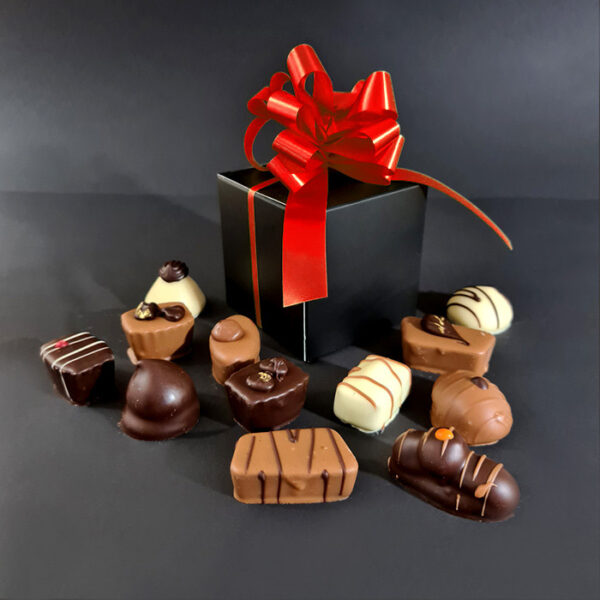 50552-red 12 luxe bonbons in doosje met rode strik